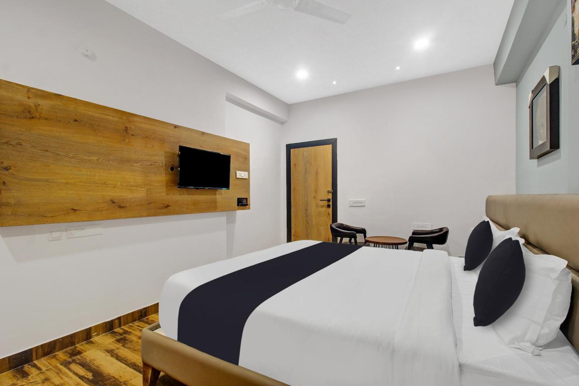 Super Townhouse Oak Hitec City Near Image Hospital Hyderabad Eksteriør bilde